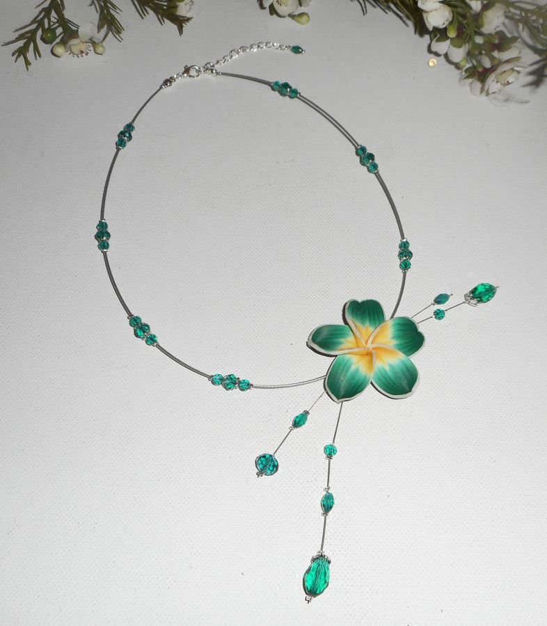Collier câblé cristal vert avec fleur d'hibiscus en argile reserve