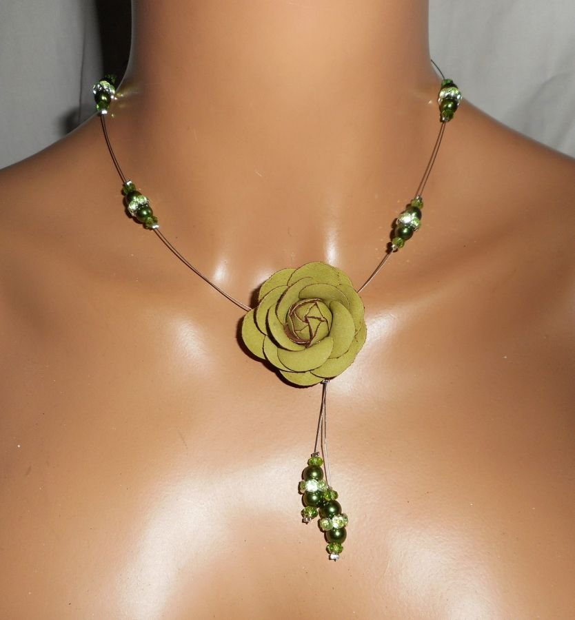 Collier câblé cristal et perles de verre nacré vert avec rose en cuir