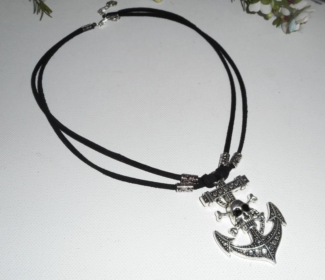 Collier en daim noir avec encre et tête de mort