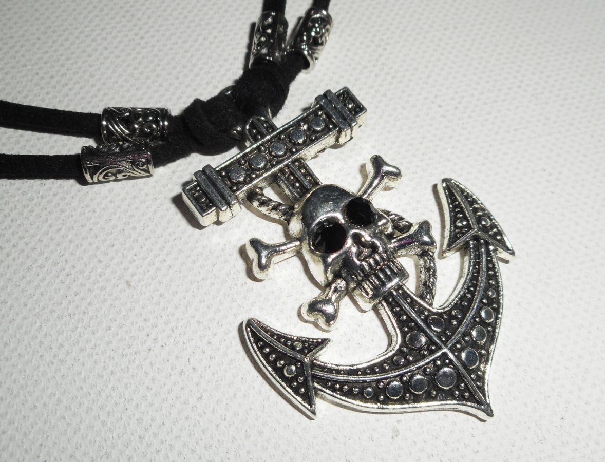 Collier en daim noir avec encre et tête de mort