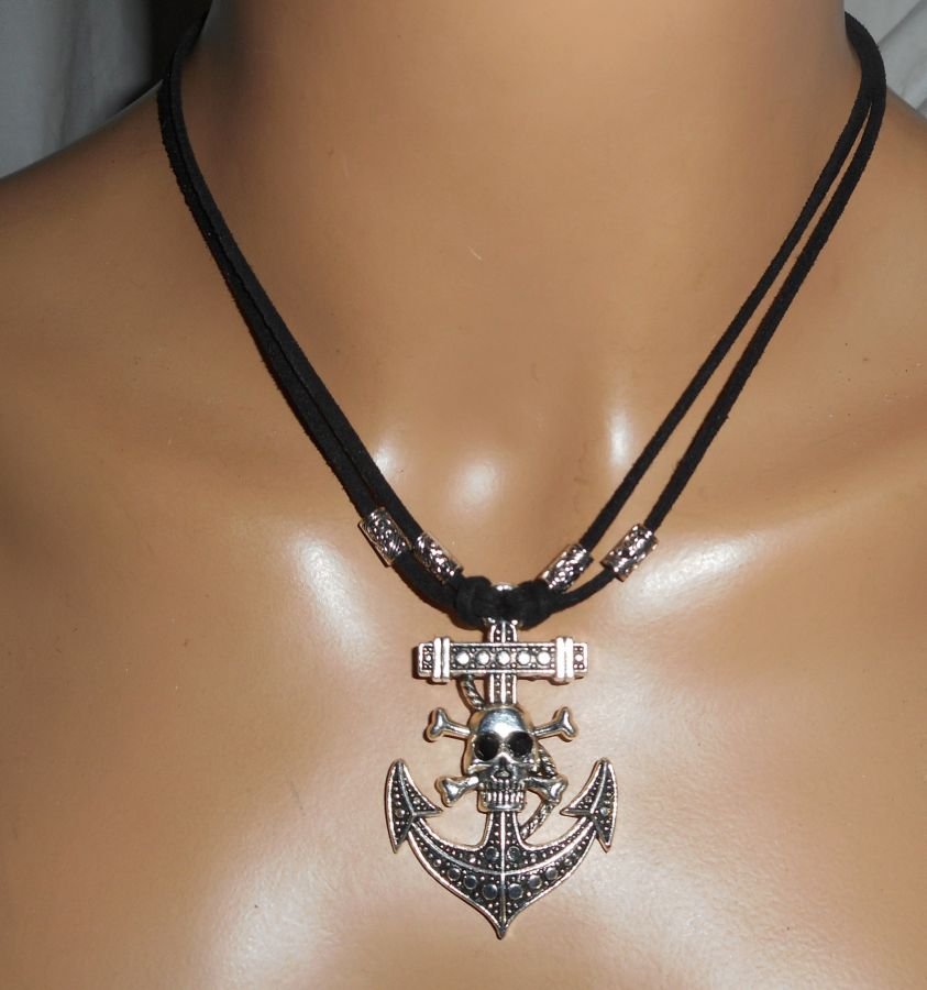 Collier en daim noir avec encre et tête de mort