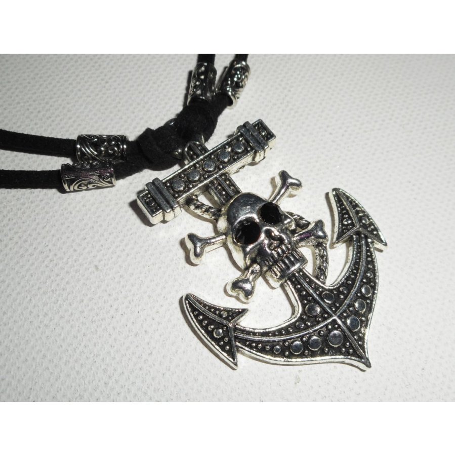 Collier en daim noir avec encre et tête de mort