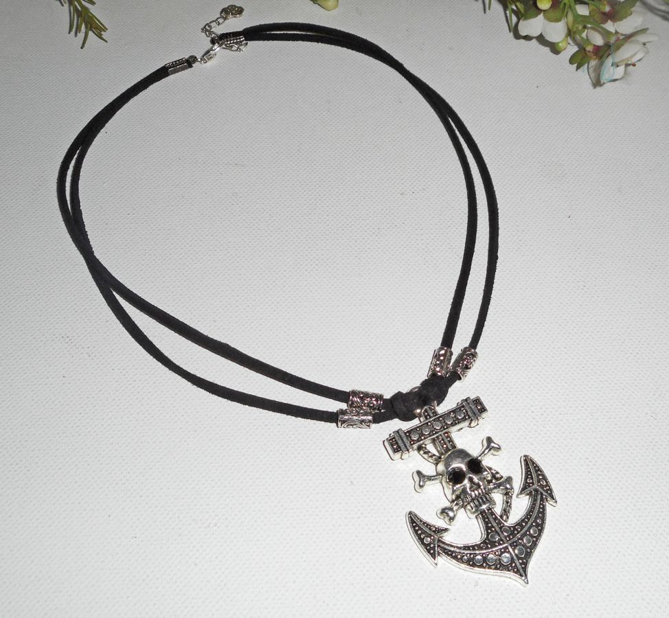 Collier en daim noir avec encre et tête de mort