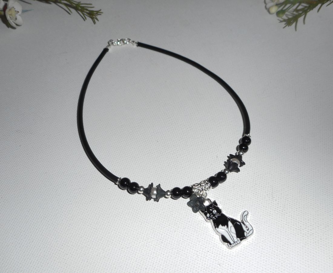 Collier enfant  chat en émail avec perles de verre noir et fleurs blanches sur buna corde noir