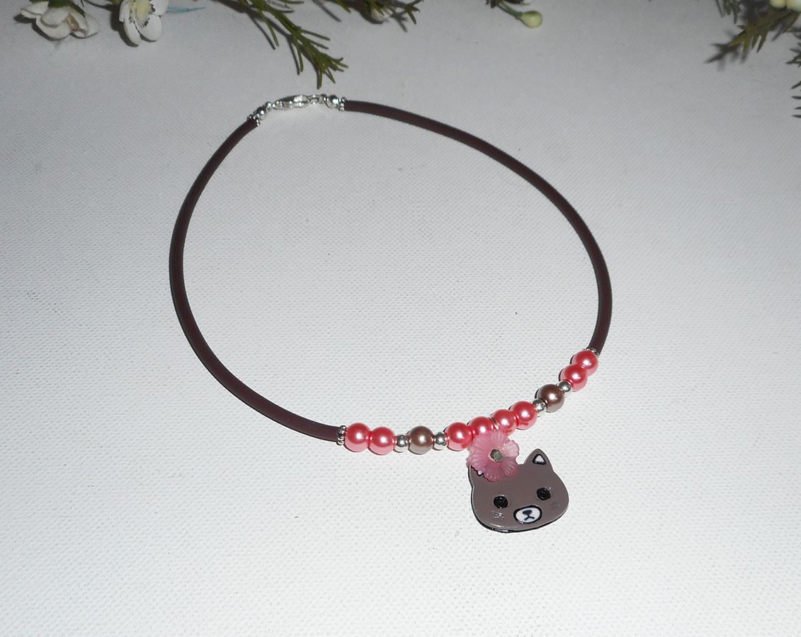 Collier enfant chat en émail avec perles de verre rose et fleurs sur buna corde marron
