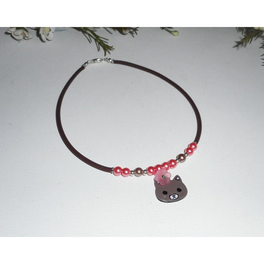 Collier enfant chat en émail avec perles de verre rose et fleurs sur buna corde marron