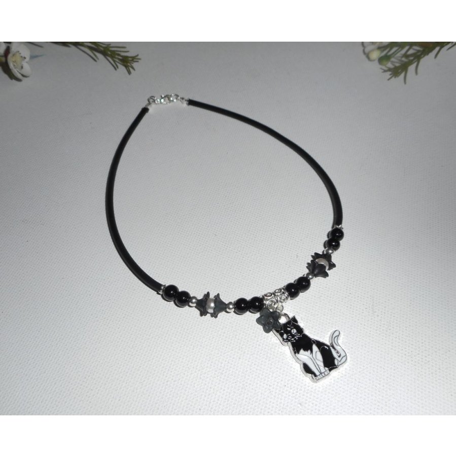 Collier enfant  chat en émail avec perles de verre noir et fleurs blanches sur buna corde noir