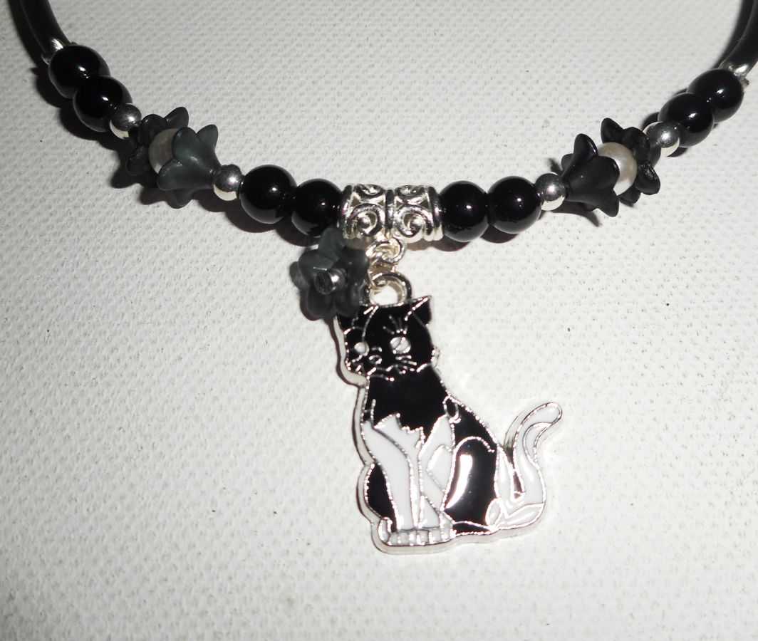 Collier enfant  chat en émail avec perles de verre noir et fleurs blanches sur buna corde noir