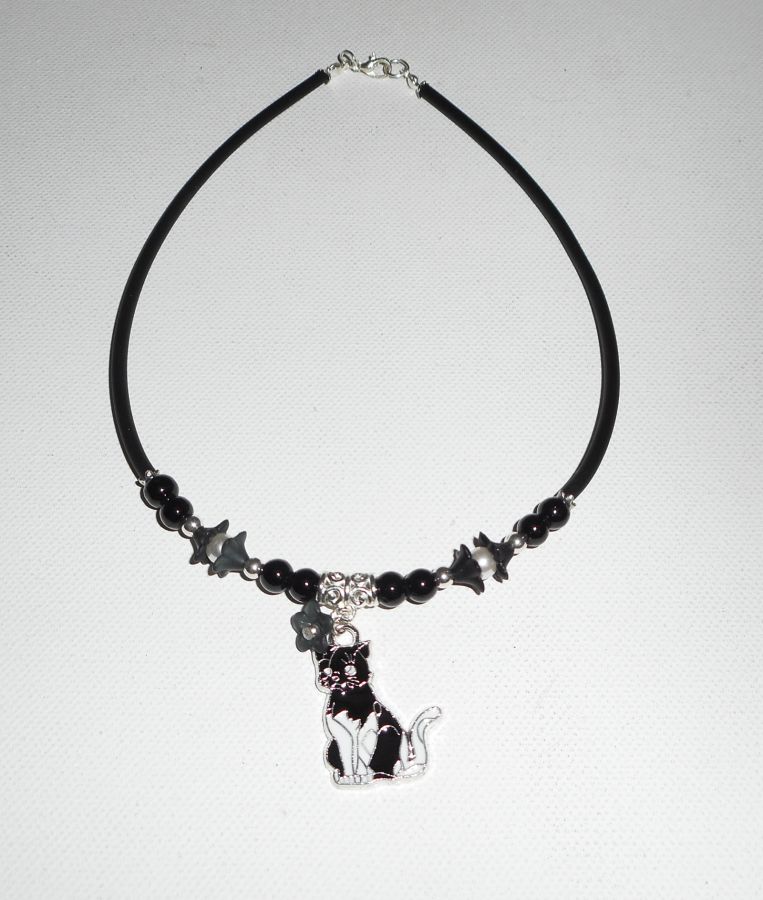 Collier enfant  chat en émail avec perles de verre noir et fleurs blanches sur buna corde noir