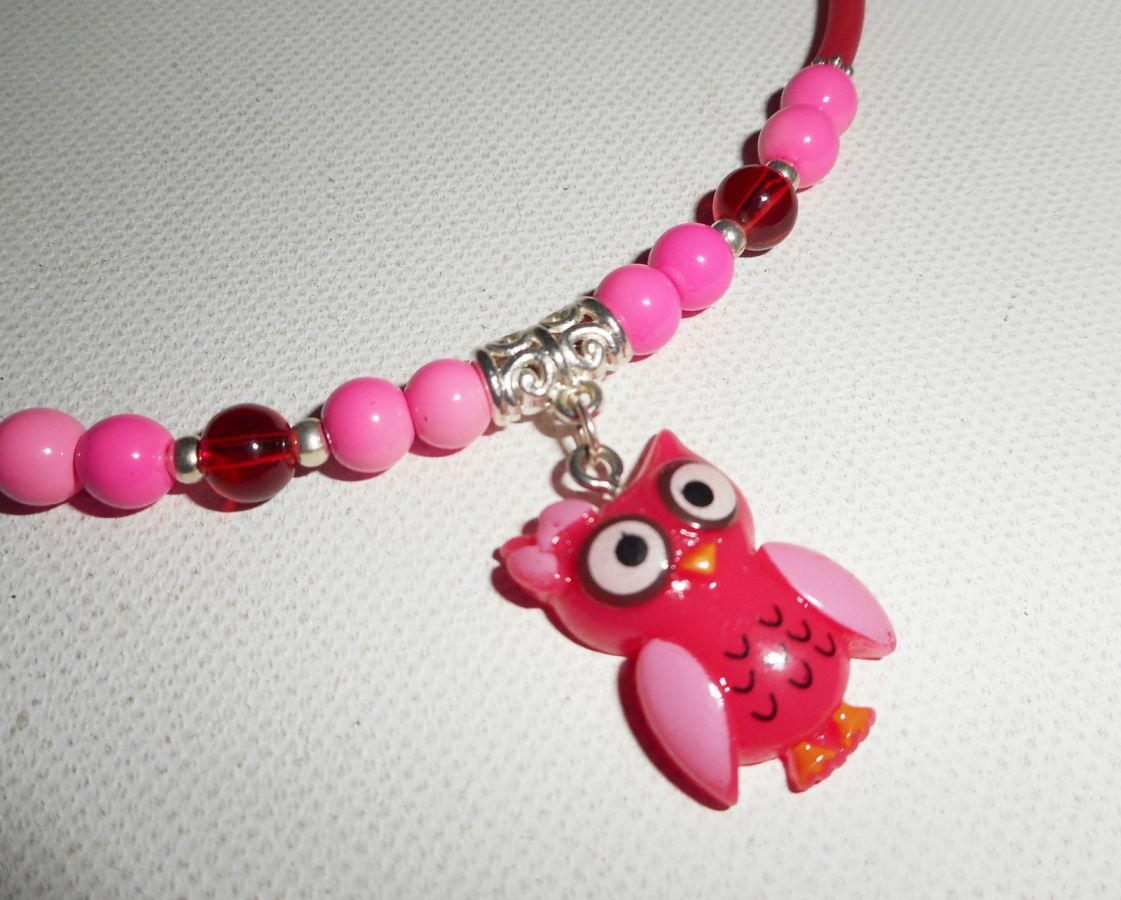 Collier enfant chouette rose avec perles de verre rose et rouge sur buna corde rouge