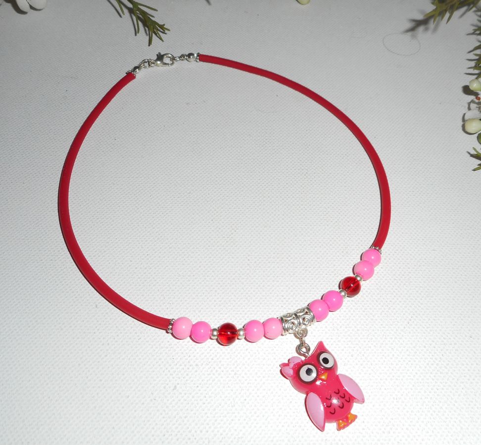 Collier enfant chouette rose avec perles de verre rose et rouge sur buna corde rouge