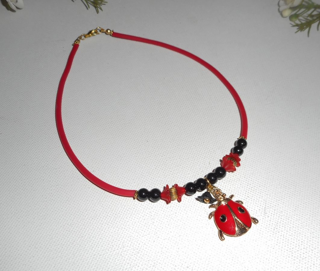 Collier enfant coccinelle en émail rouge avec perles de verre sur buna corde 