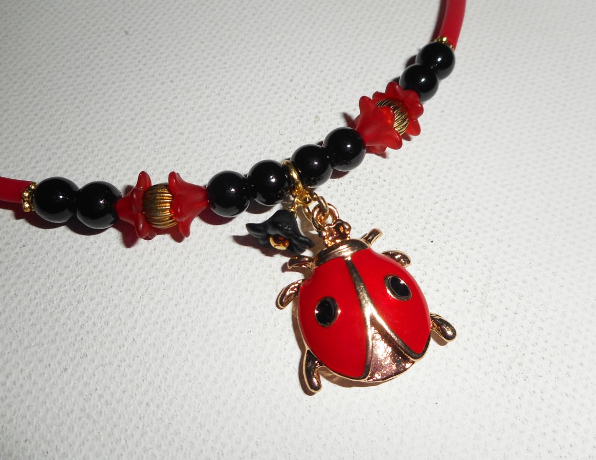 Collier enfant coccinelle en émail rouge avec perles de verre sur buna corde 