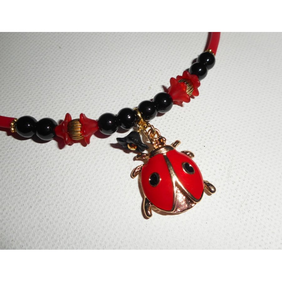 Collier enfant coccinelle en émail rouge avec perles de verre sur buna corde 