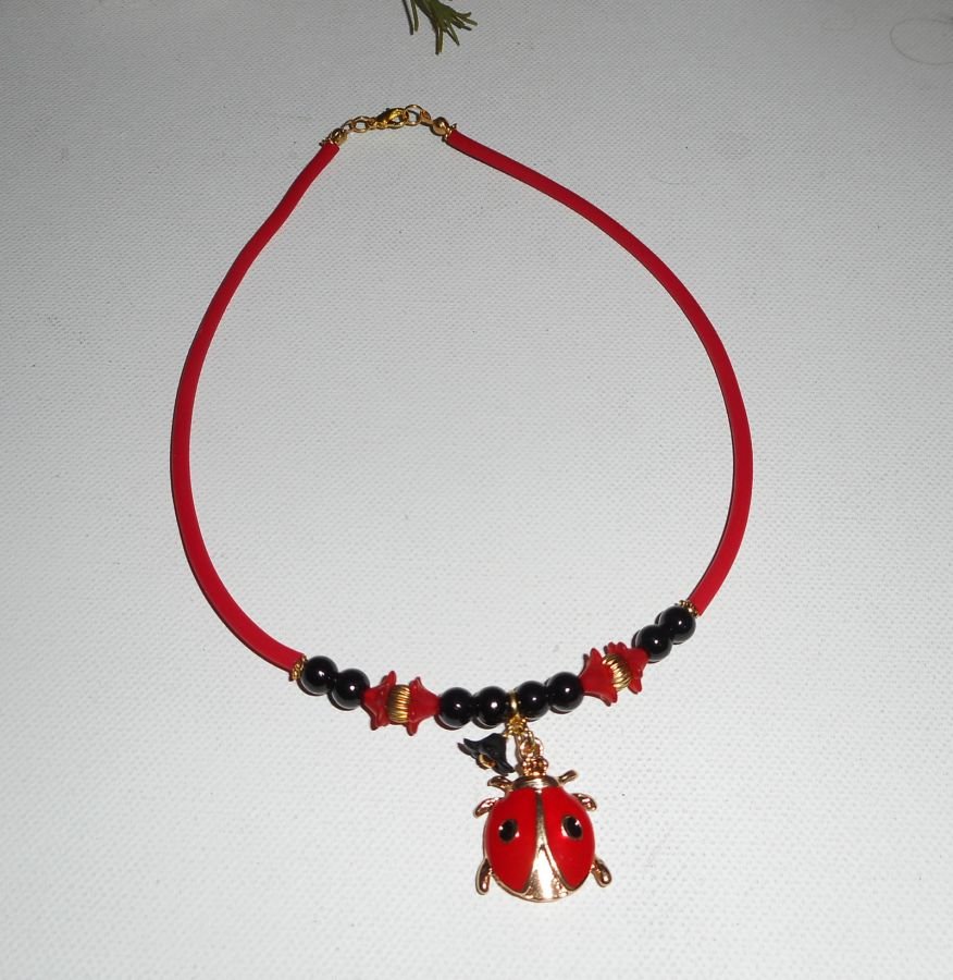 Collier enfant coccinelle en émail rouge avec perles de verre sur buna corde 