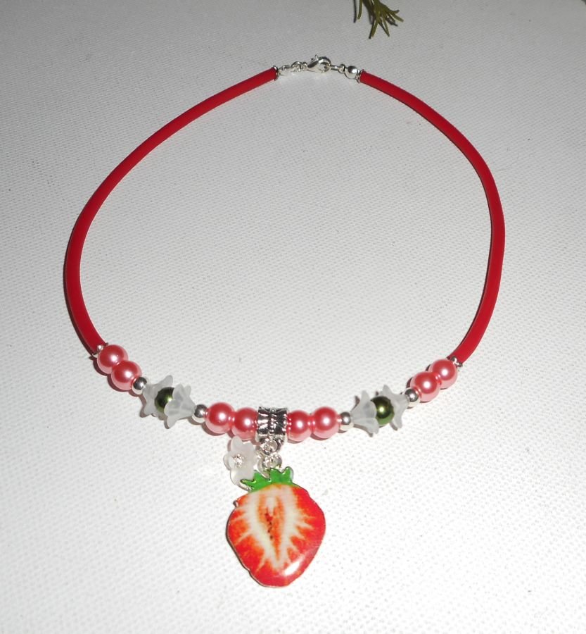 Collier enfant fraise rouge avec perles de verre rose et verte sur buna corde rouge