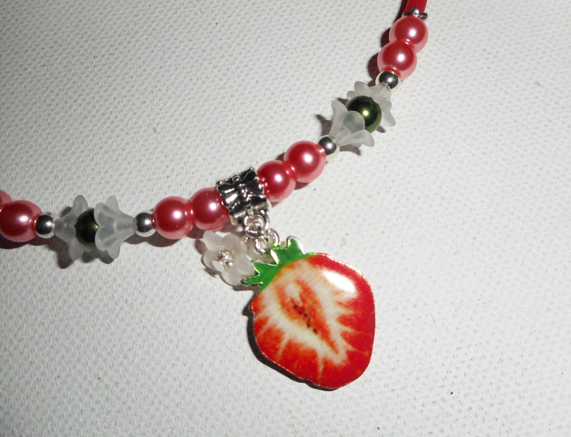 Collier enfant fraise rouge avec perles de verre rose et verte sur buna corde rouge