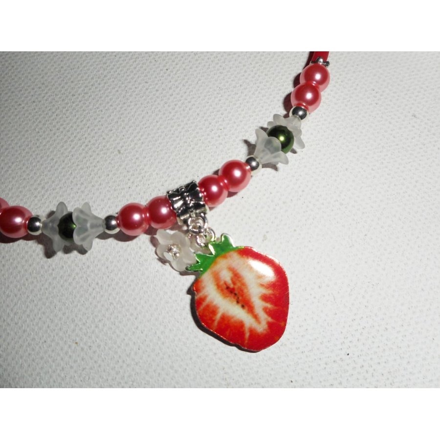 Collier enfant fraise rouge avec perles de verre rose et verte sur buna corde rouge