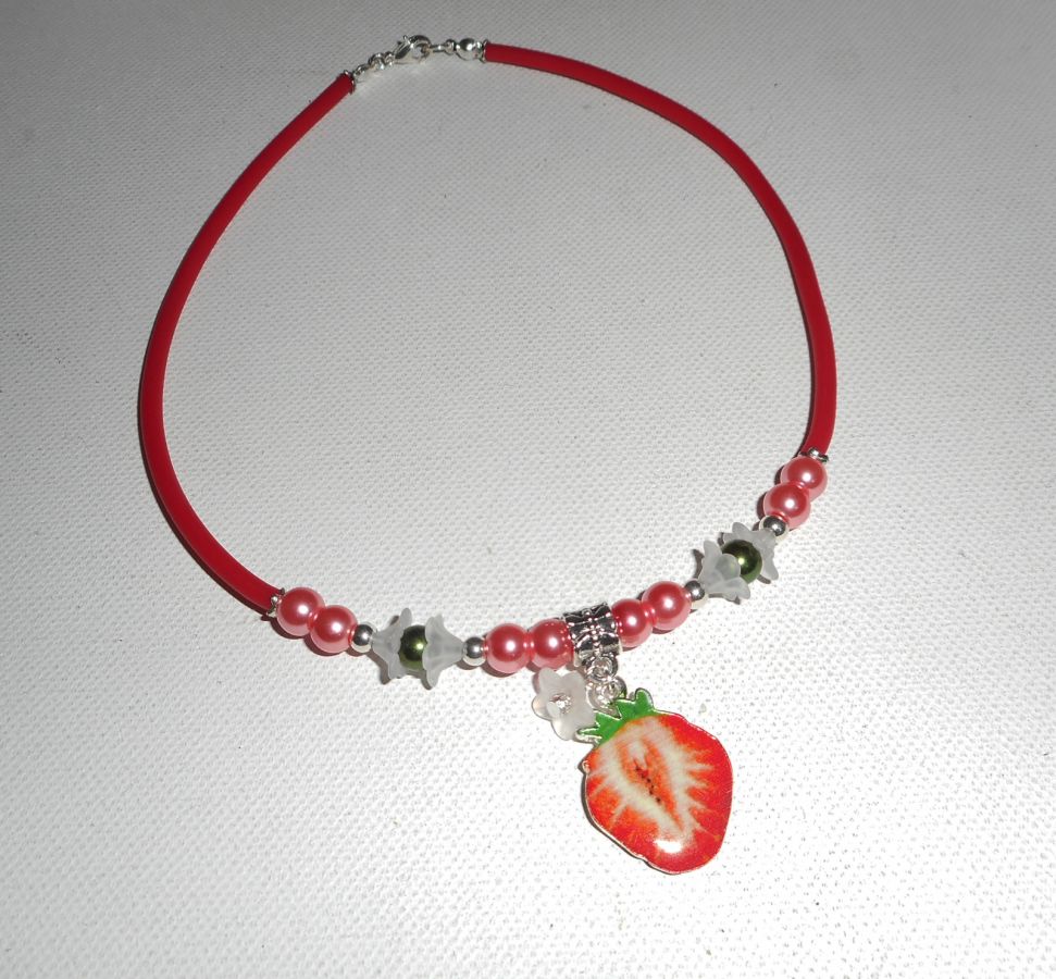 Collier enfant fraise rouge avec perles de verre rose et verte sur buna corde rouge
