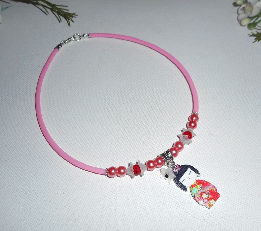Collier enfant  kokeshi avec perles de verre rose et fleurs sur buna corde rose