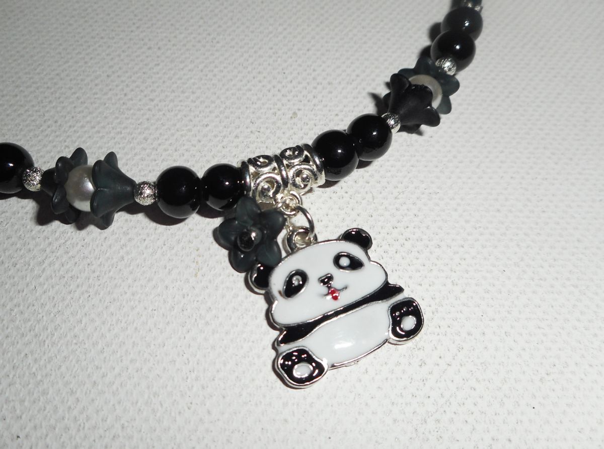 Collier enfant panda en émail avec perles de verre noir et fleurs blanches sur buna corde noir