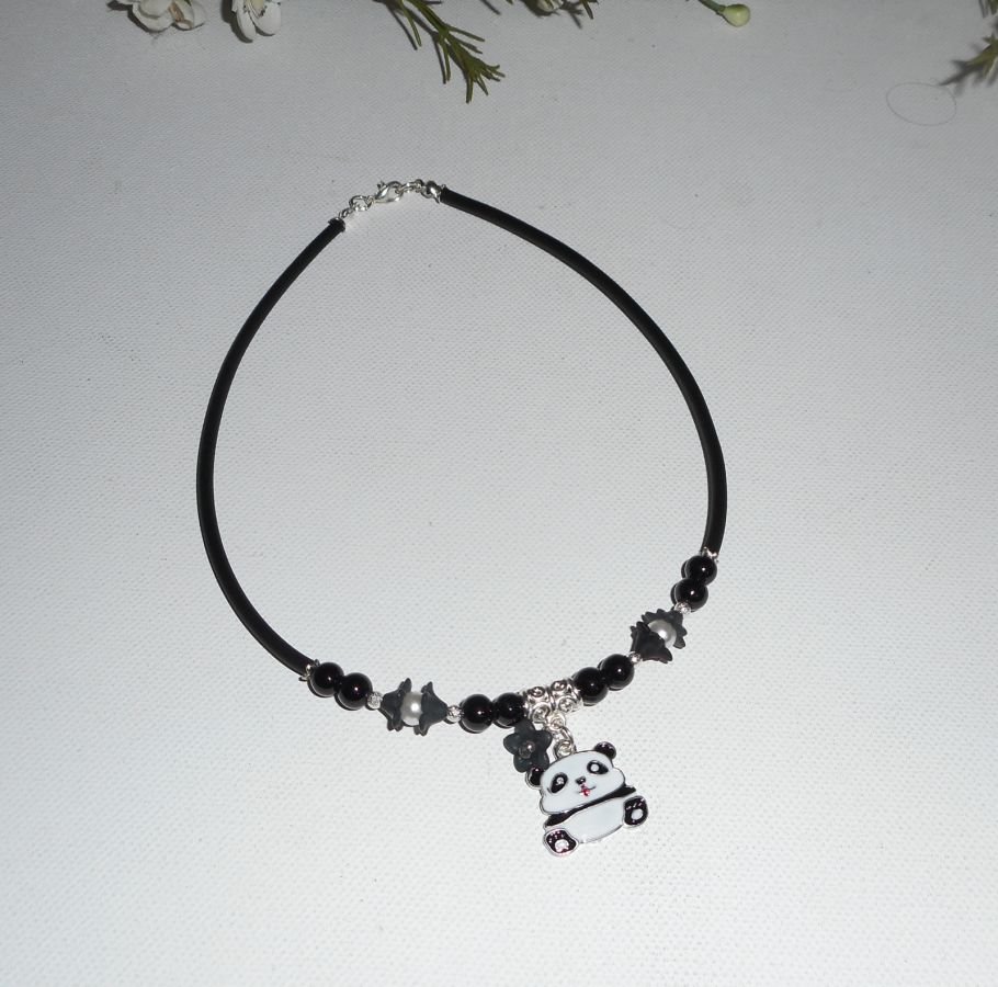 Collier enfant panda en émail avec perles de verre noir et fleurs blanches sur buna corde noir