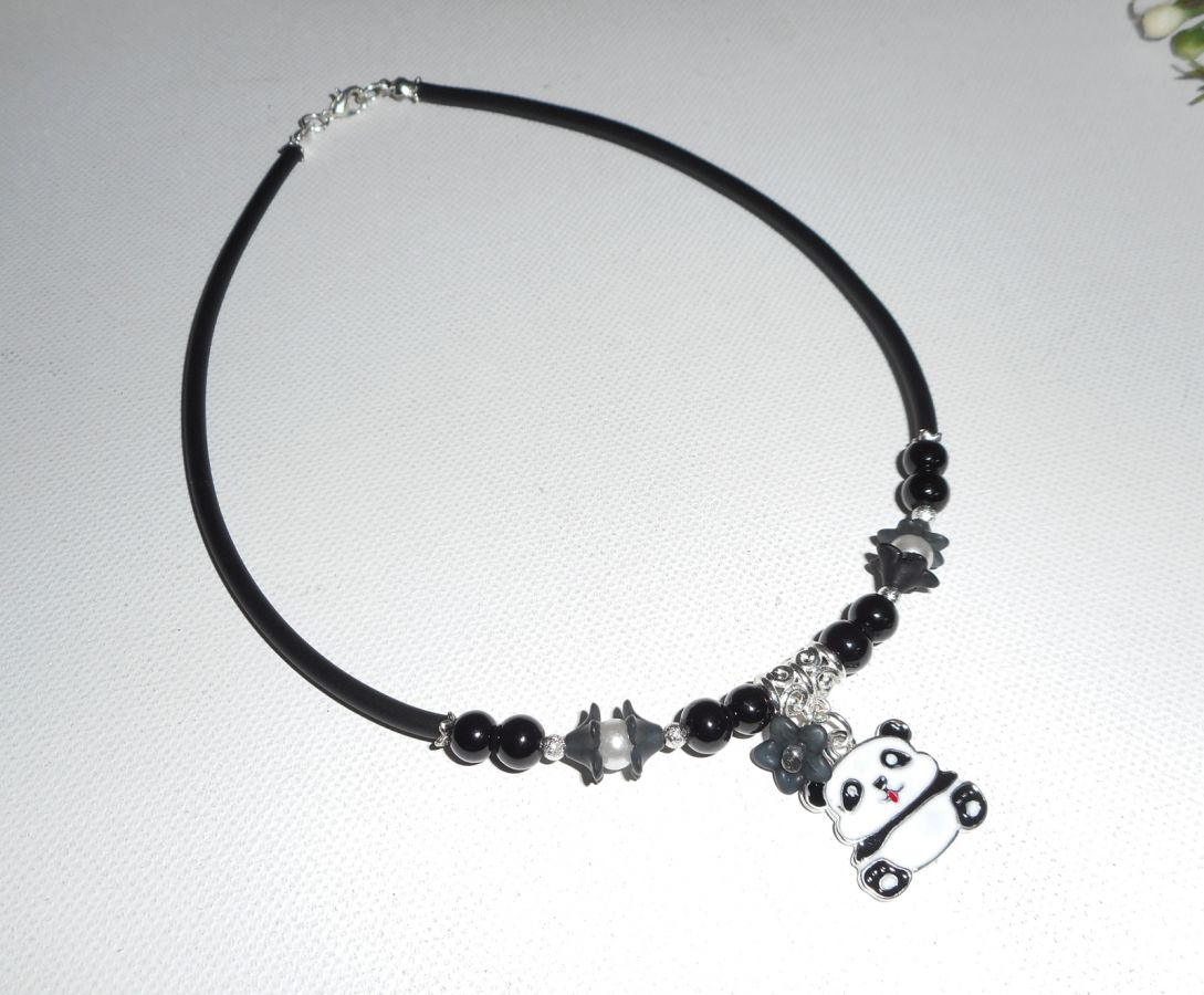 Collier enfant panda en émail avec perles de verre noir et fleurs blanches sur buna corde noir