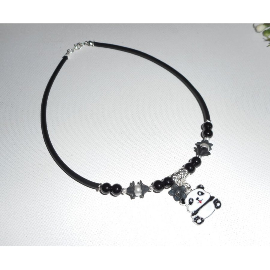 Collier enfant panda en émail avec perles de verre noir et fleurs blanches sur buna corde noir