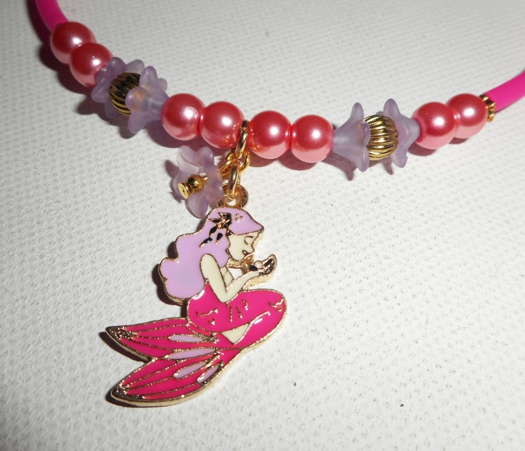 Collier enfant sirène en émail avec perles de verre rose et fleurs mauves sur buna corde rose