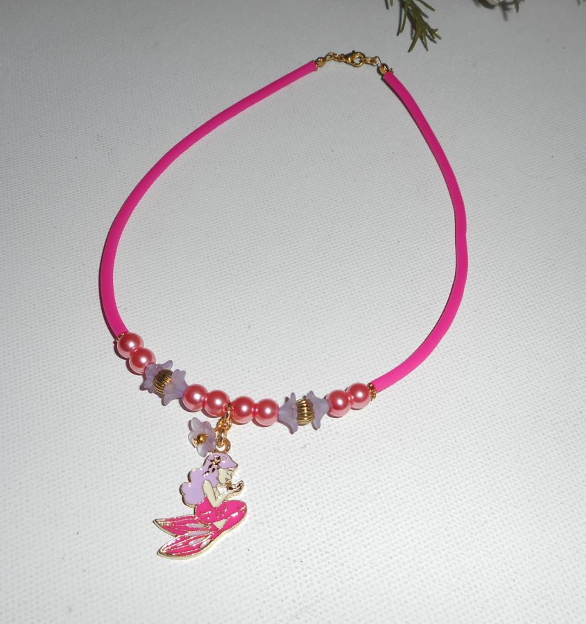 Collier enfant sirène en émail avec perles de verre rose et fleurs mauves sur buna corde rose