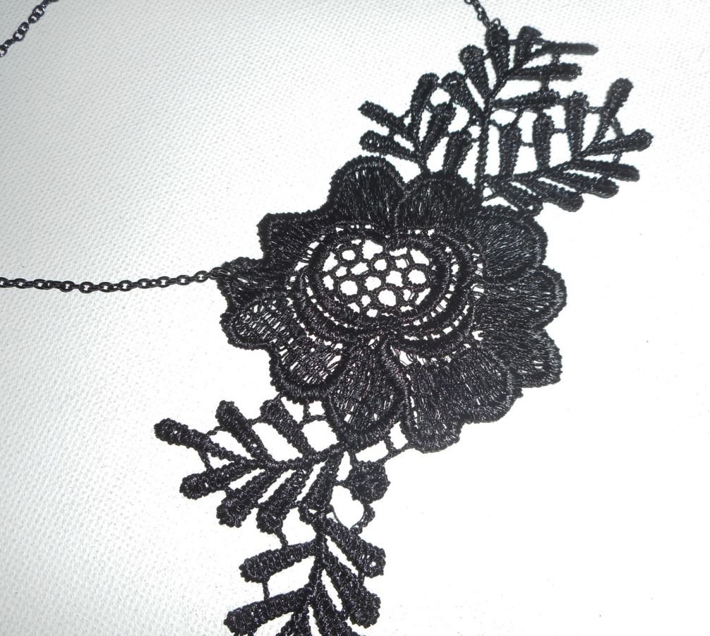 Collier en fine dentelle noire motif fleur et feuillage sur chaine argent