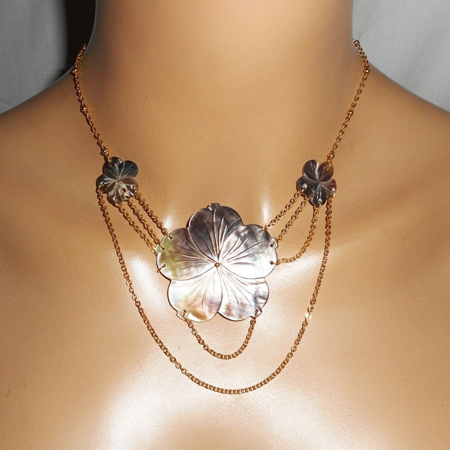 Collier fleur de nacre et chainage or