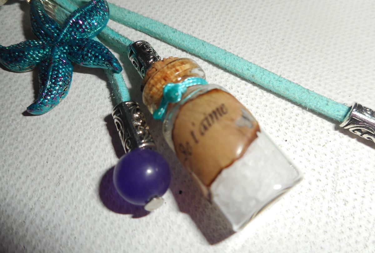 Collier lacet en daim bleu sirène avec étoile de mer, bouteille et pierres