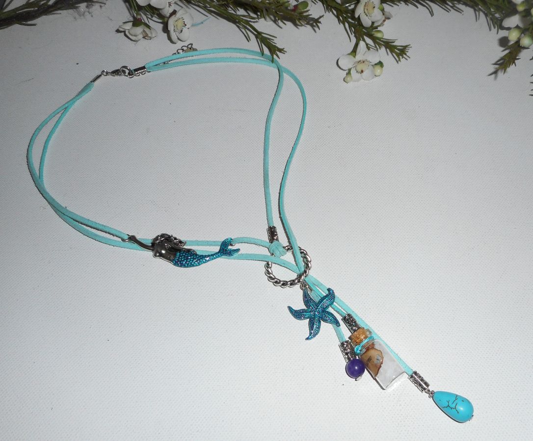 Collier lacet en daim bleu sirène avec étoile de mer, bouteille et pierres