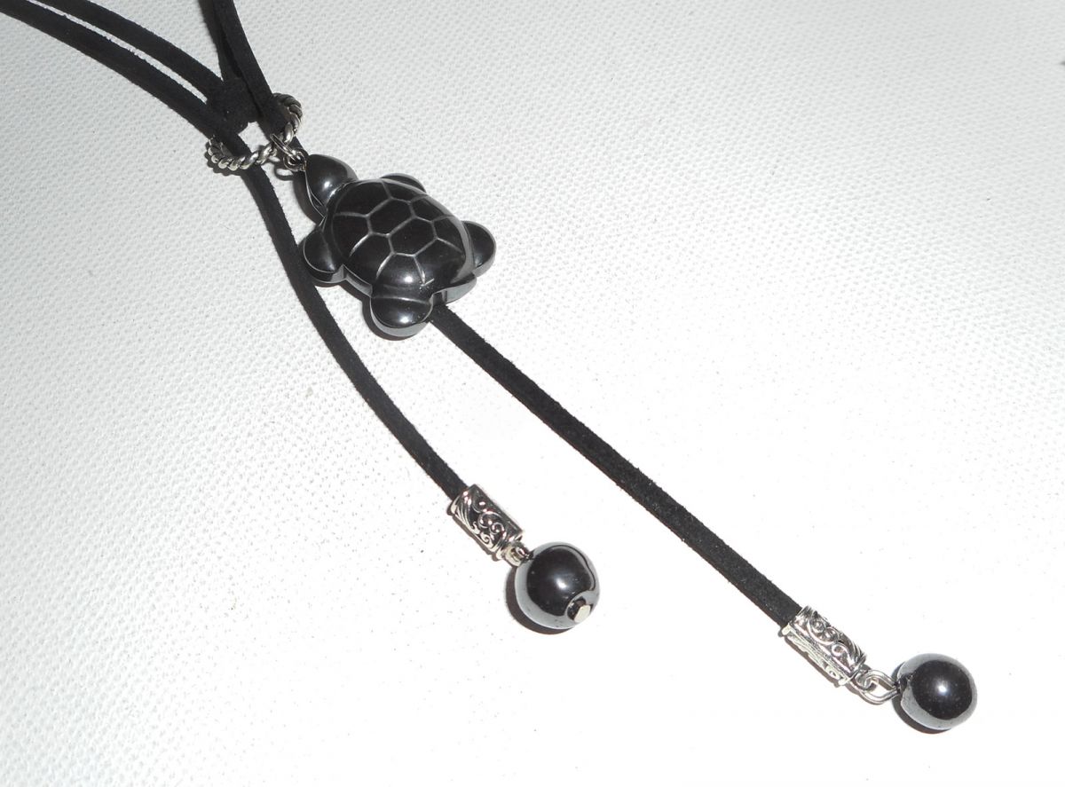 Collier lacet en daim noir avec tortue en pierre d'hématite