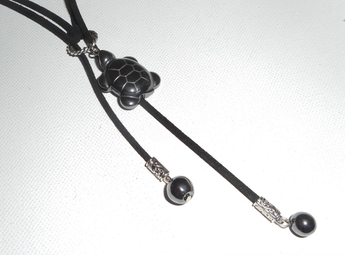 Collier lacet en daim noir avec tortue en pierre d'hématite