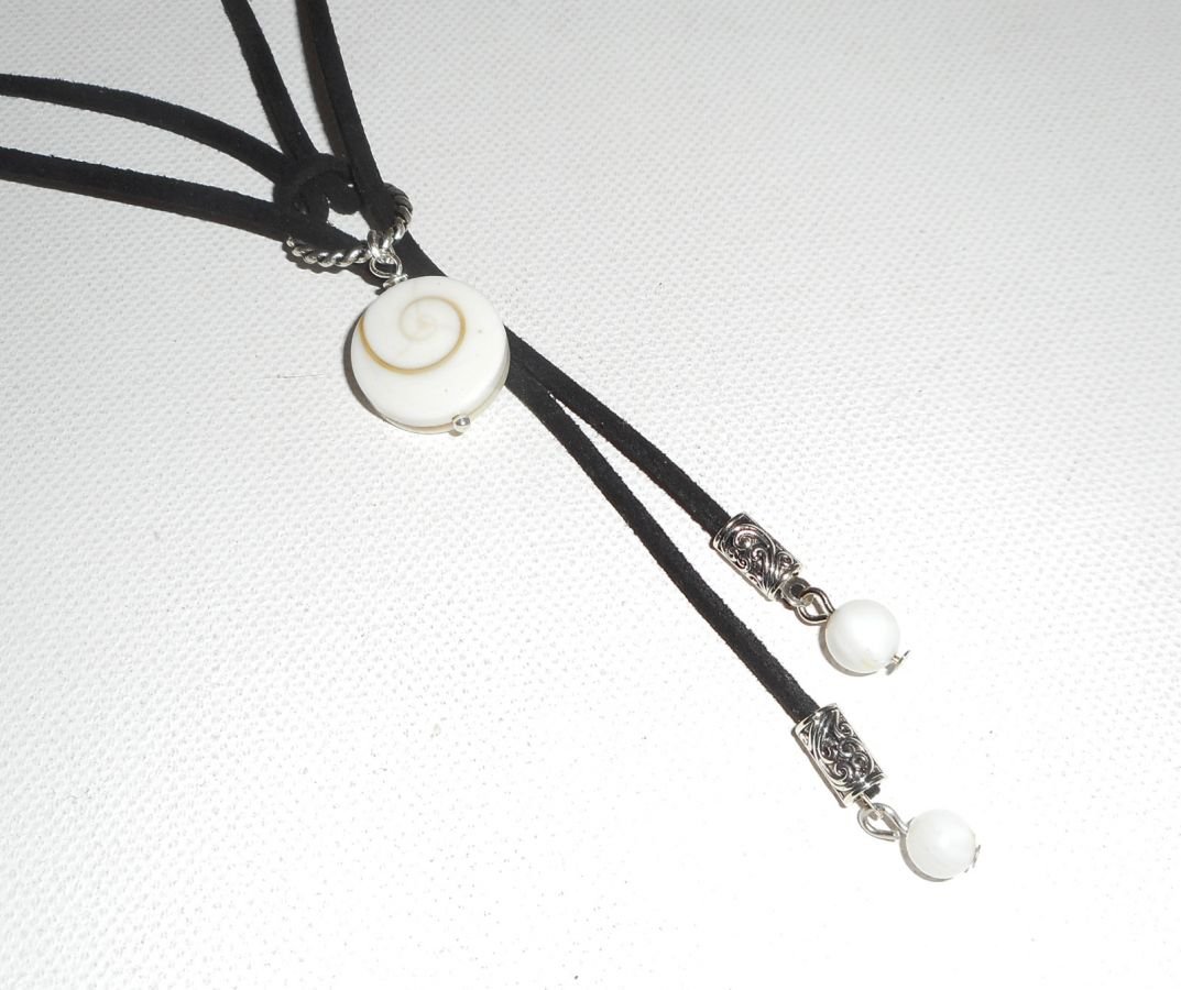 Collier lacet en daim noir avec oeil de Ste Lucie et nacre