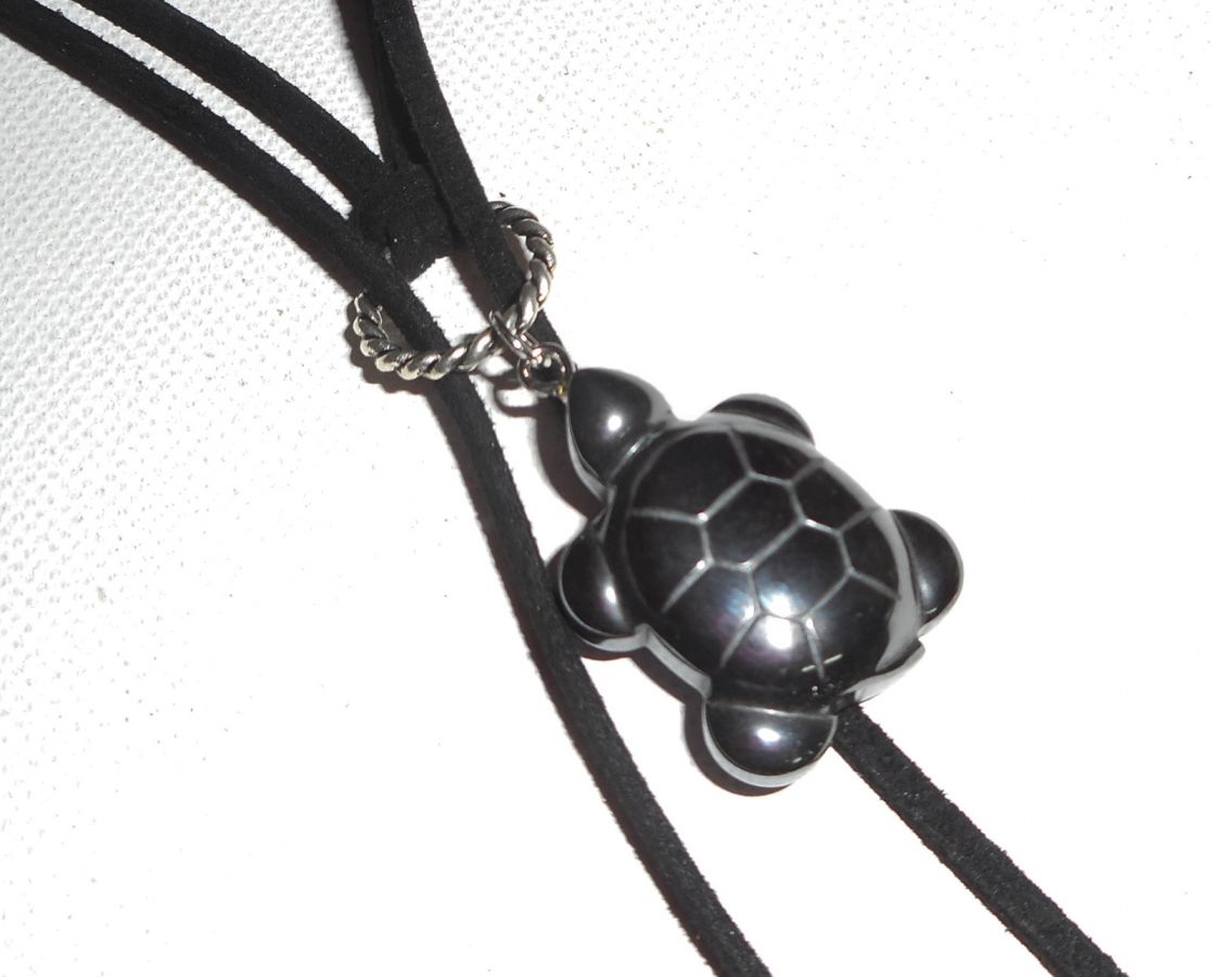 Collier lacet en daim noir avec tortue en pierre d'hématite