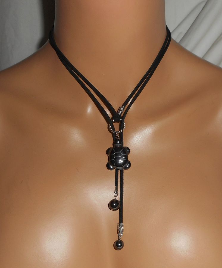 Collier lacet en daim noir avec tortue en pierre d'hématite