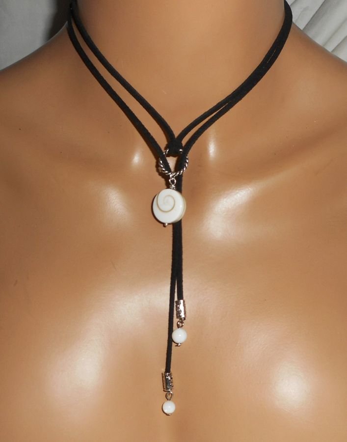 Collier lacet en daim noir avec oeil de Ste Lucie et nacre