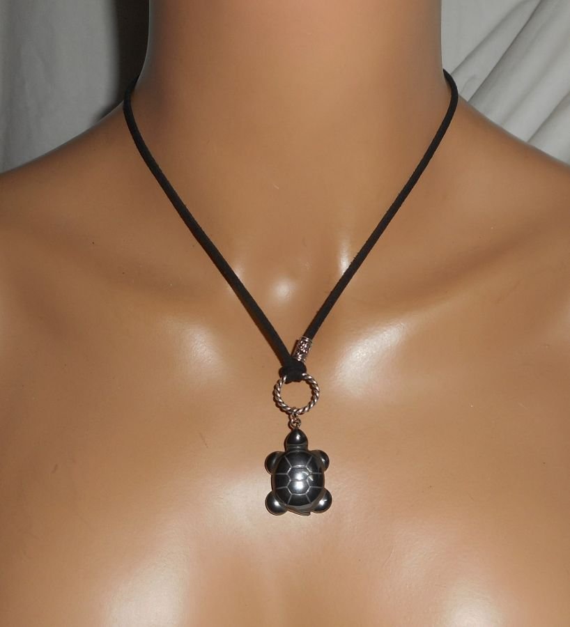 Collier lacet en daim noir avec tortue en pierre d'hématite