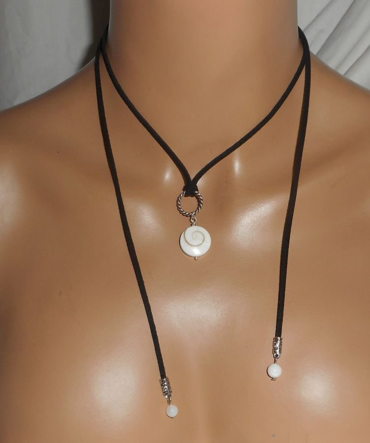 Collier lacet en daim noir avec oeil de Ste Lucie et nacre