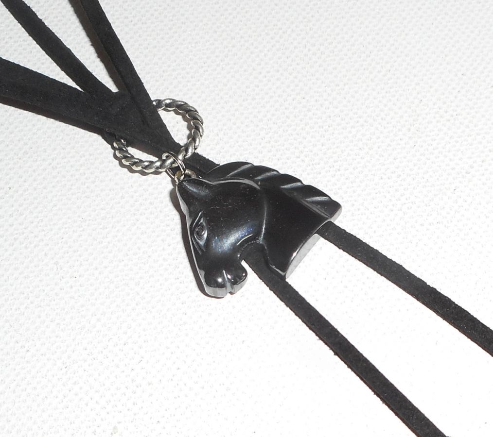 Collier lacet en daim noir avec cheval en pierre d'hématite
