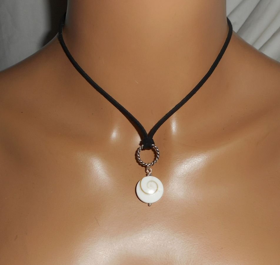 Collier lacet en daim noir avec oeil de Ste Lucie et nacre