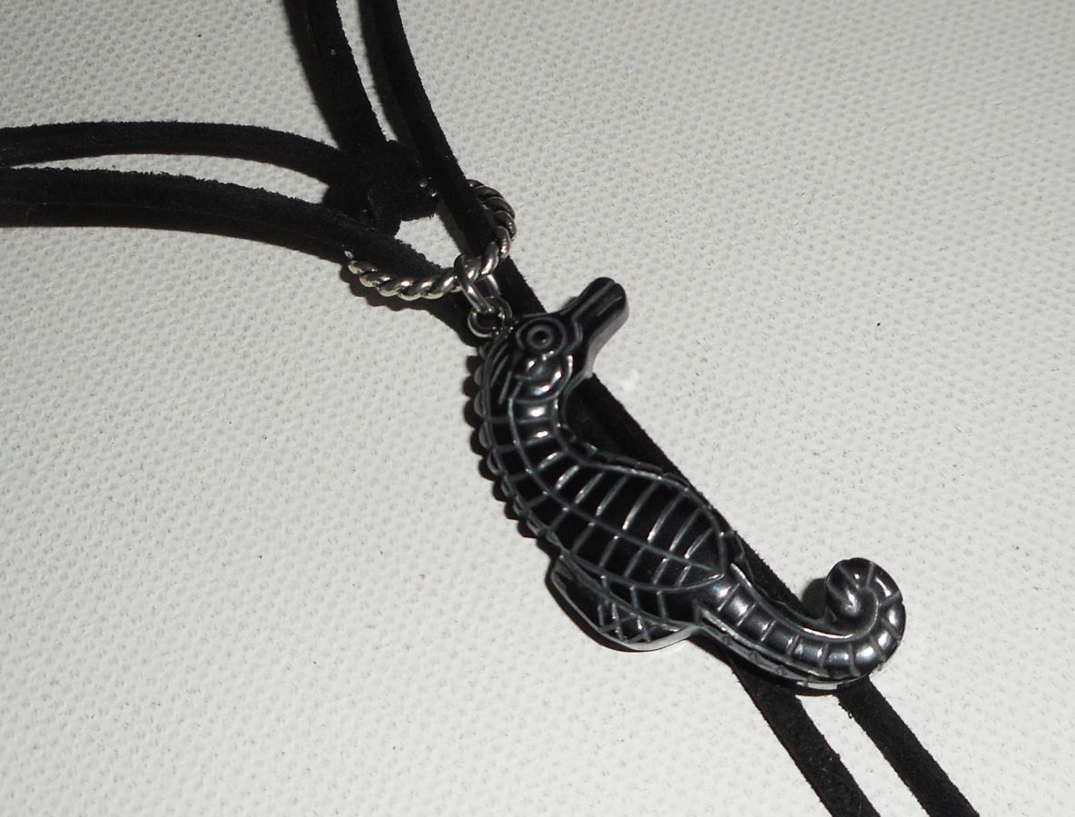 Collier lacet en daim noir avec hippocampe en pierre d'hématite