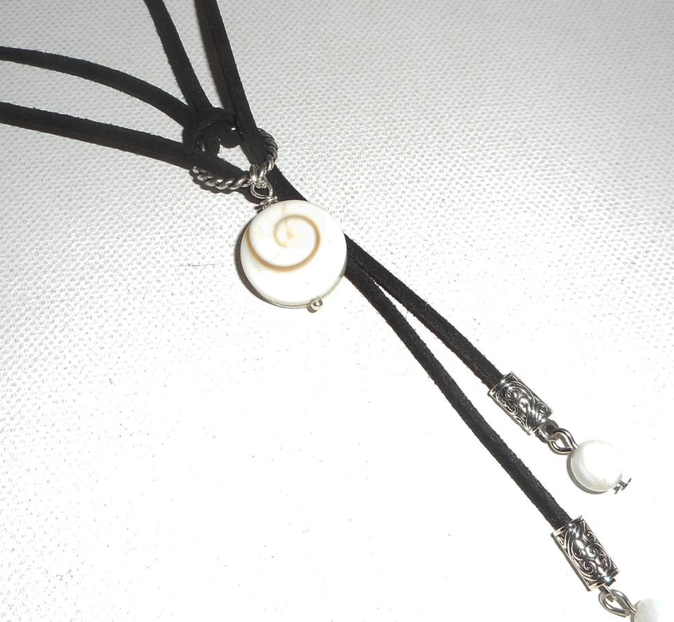 Collier lacet en daim noir avec oeil de Ste Lucie et nacre