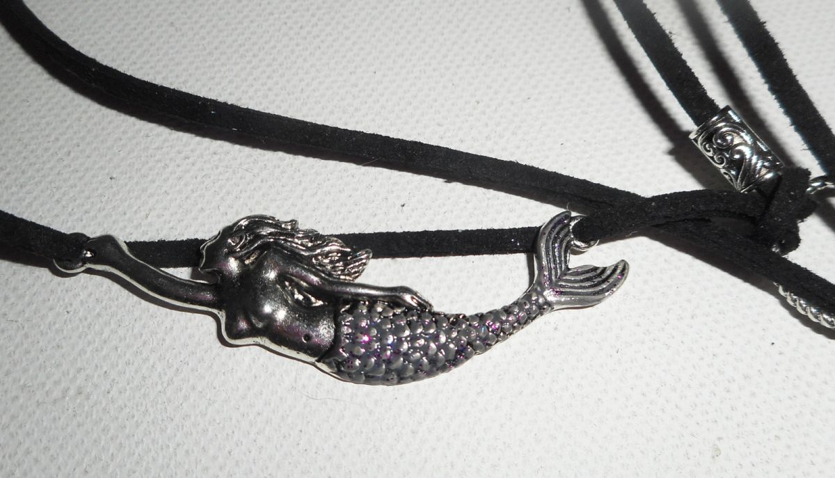 Collier lacet en daim noir sirène avec étoile de mer, bouteille et hippocampe
