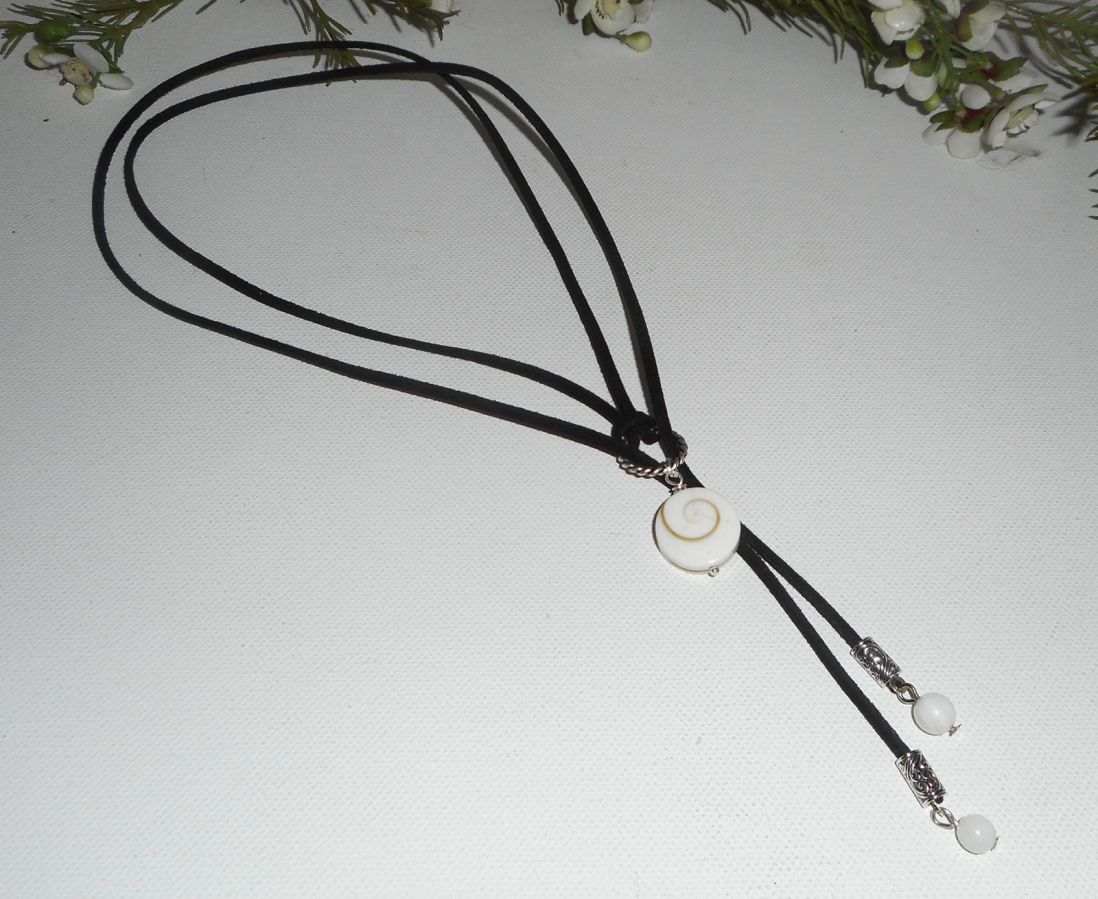 Collier lacet en daim noir avec oeil de Ste Lucie et nacre