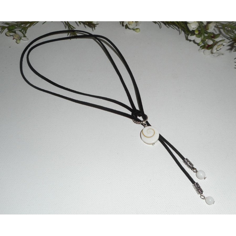 Collier lacet en daim noir avec oeil de Ste Lucie et nacre