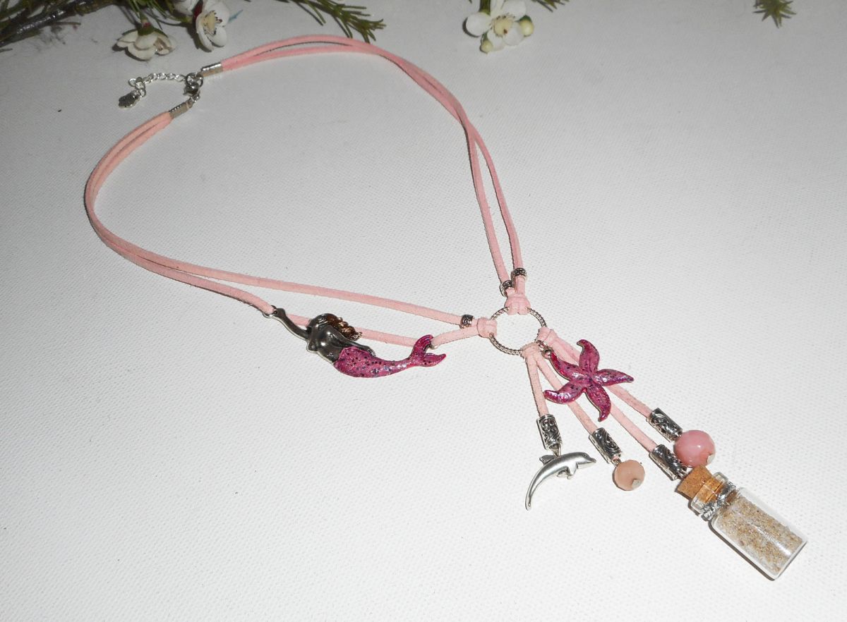 Collier lacet en daim rose sirène avec étoile de mer, bouteille et dauphin